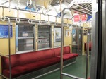 モハ3592の車内を見る